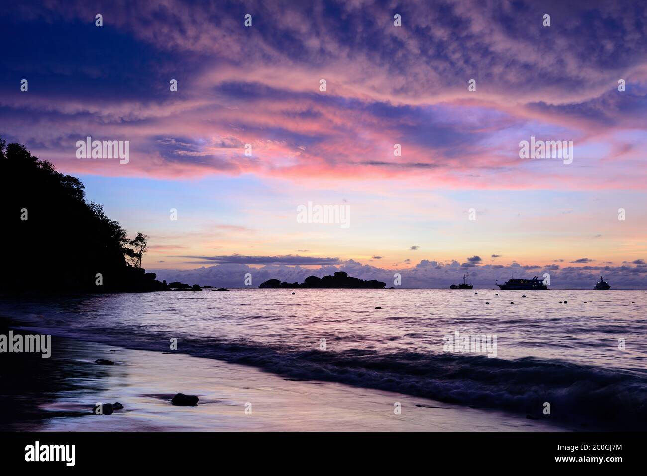 Wunderschöne Wolke und Himmel bei Sonnenaufgang am Strand Stockfoto