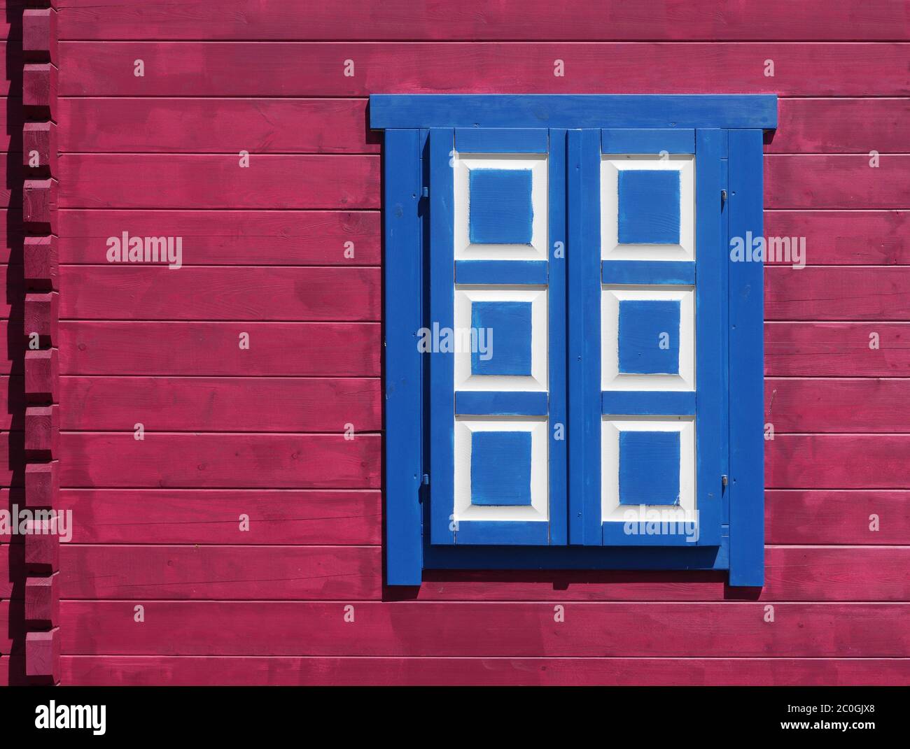Fenster mit Fensterläden Stockfoto