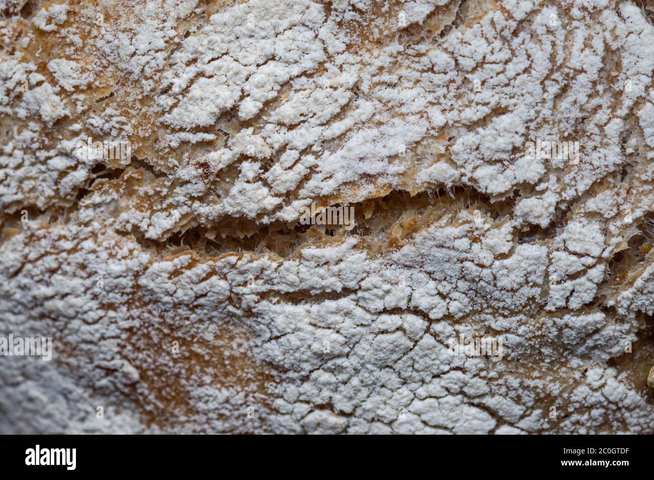 Frisch gebackenes hausgemachtes Brot in Korbkorb auf Holztisch Stockfoto