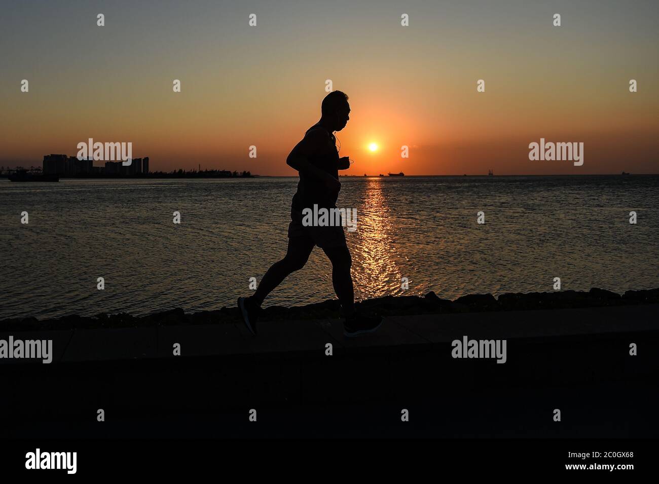 Haikou, Chinas Provinz Hainan. Mai 2020. Ein Mann läuft am Meer in Haikou, südchinesische Provinz Hainan, 15. Mai 2020. Night Run ist ein beliebter Sport unter den Bürgern in Haikou geworden. Quelle: Pu Xiaoxu/Xinhua/Alamy Live News Stockfoto