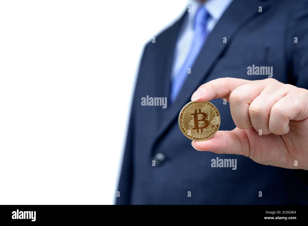 Golden Bitcoin in der Hand eines Mannes. Blockchain und neue virtuelle Währung. Stockfoto