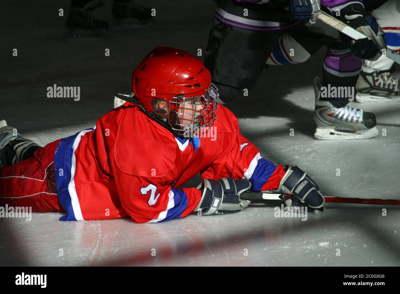 Junge Eishockeyspieler Stockfoto