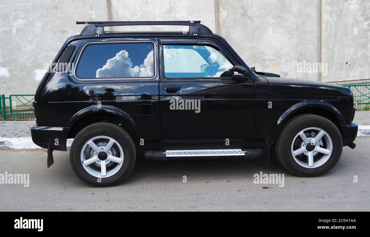 Kasachstan, Ust-Kamenogorsk - 21. Mai 2020. Auto Lada Niva auf dem Parkplatz. Suv. Stockfoto