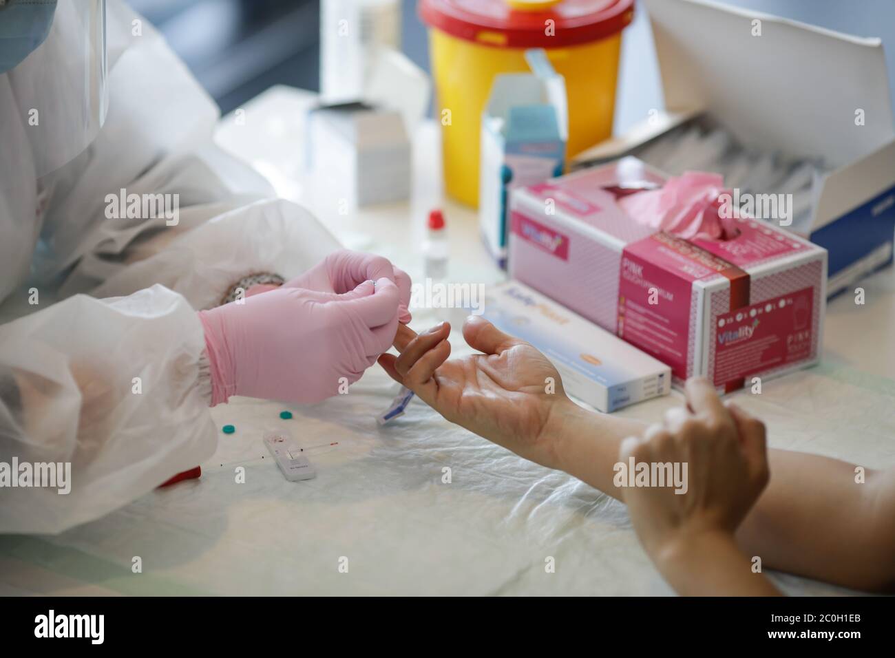 Bukarest, Rumänien - 10. Juni 2020: Details mit einem Gesundheitsbeamten, der einen schnellen Covid-19-Antikörper-Test (vergangene Infektion) macht. Stockfoto