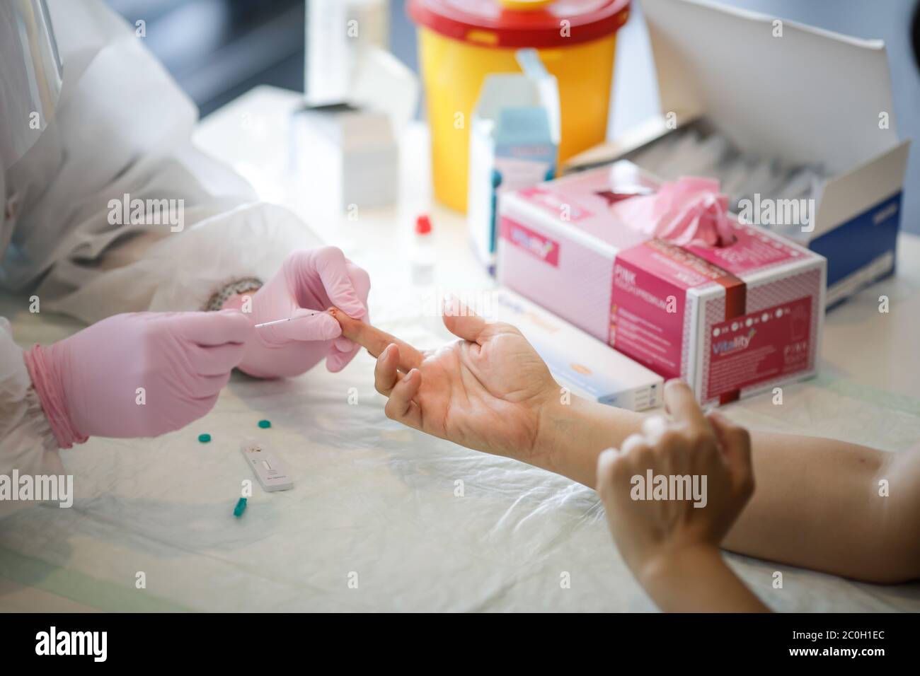 Bukarest, Rumänien - 10. Juni 2020: Details mit einem Gesundheitsbeamten, der einen schnellen Covid-19-Antikörper-Test (vergangene Infektion) macht. Stockfoto