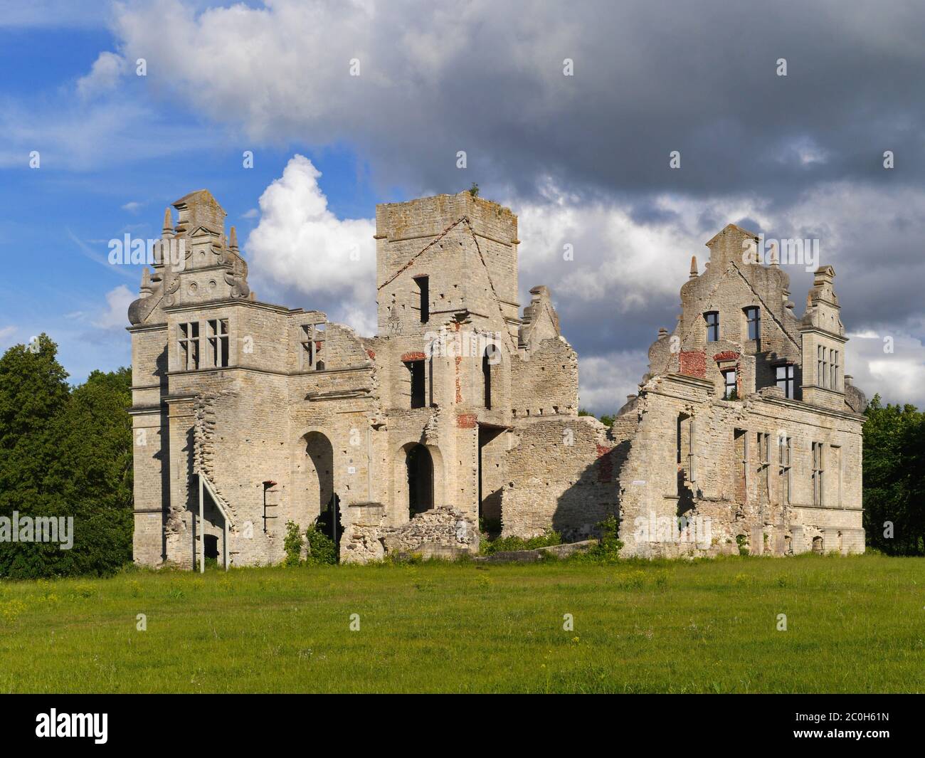 Neobarocke Gebäude Ruinen des Landgutes Ungu, Est Stockfoto