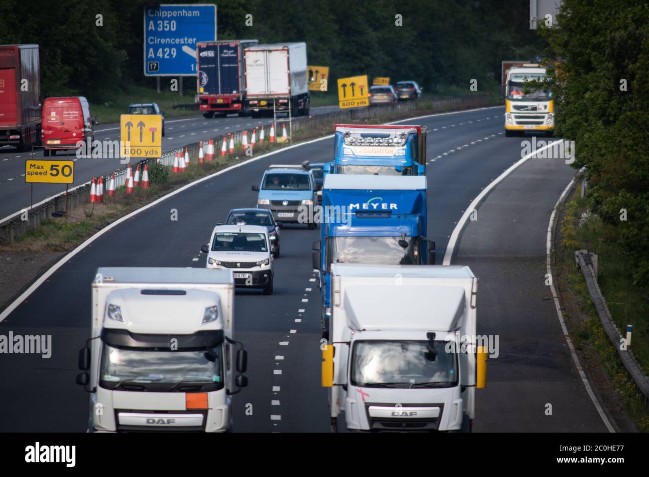 M4 Autobahn, in der Nähe von Chippenham, Wiltshire, Großbritannien. Mai 2020. Das Fahrzeugvolumen auf der Autobahn M4 in Wiltshire steigt am Morgen Stockfoto