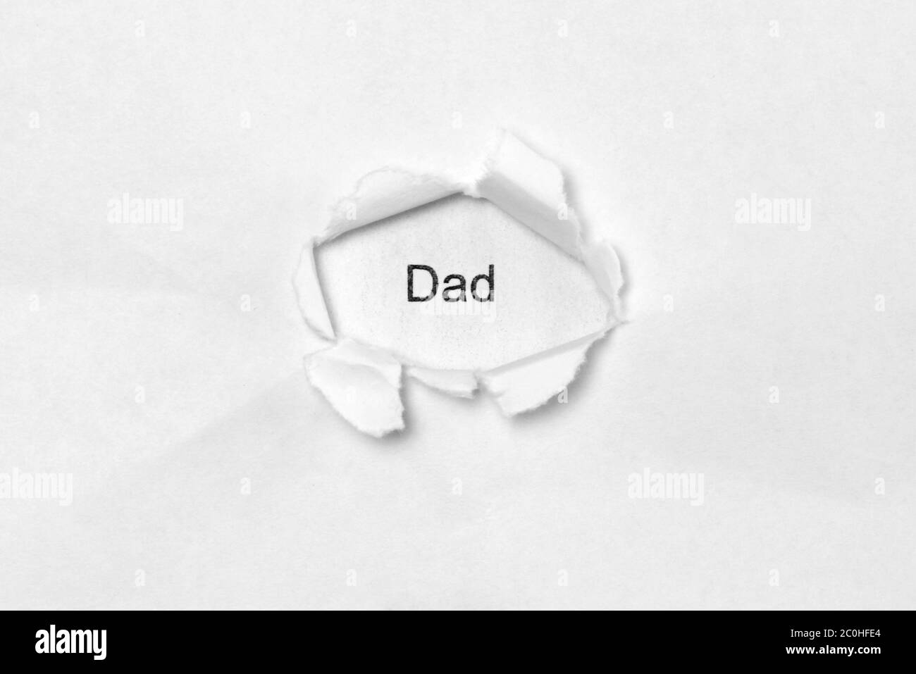 Wort Papa auf weißem isoliertem Hintergrund, die Inschrift durch das Wundloch in Papier. Stock Foto für Web und drucken mit leerem Platz für Text Stockfoto