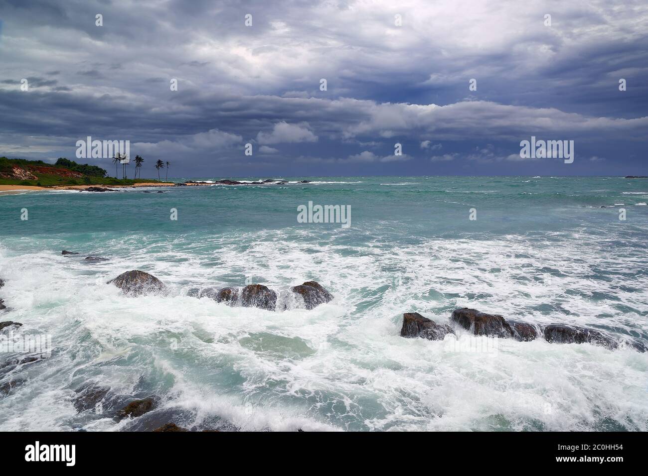 Stürmische Meer Landschaft über felsige Küste Stockfoto