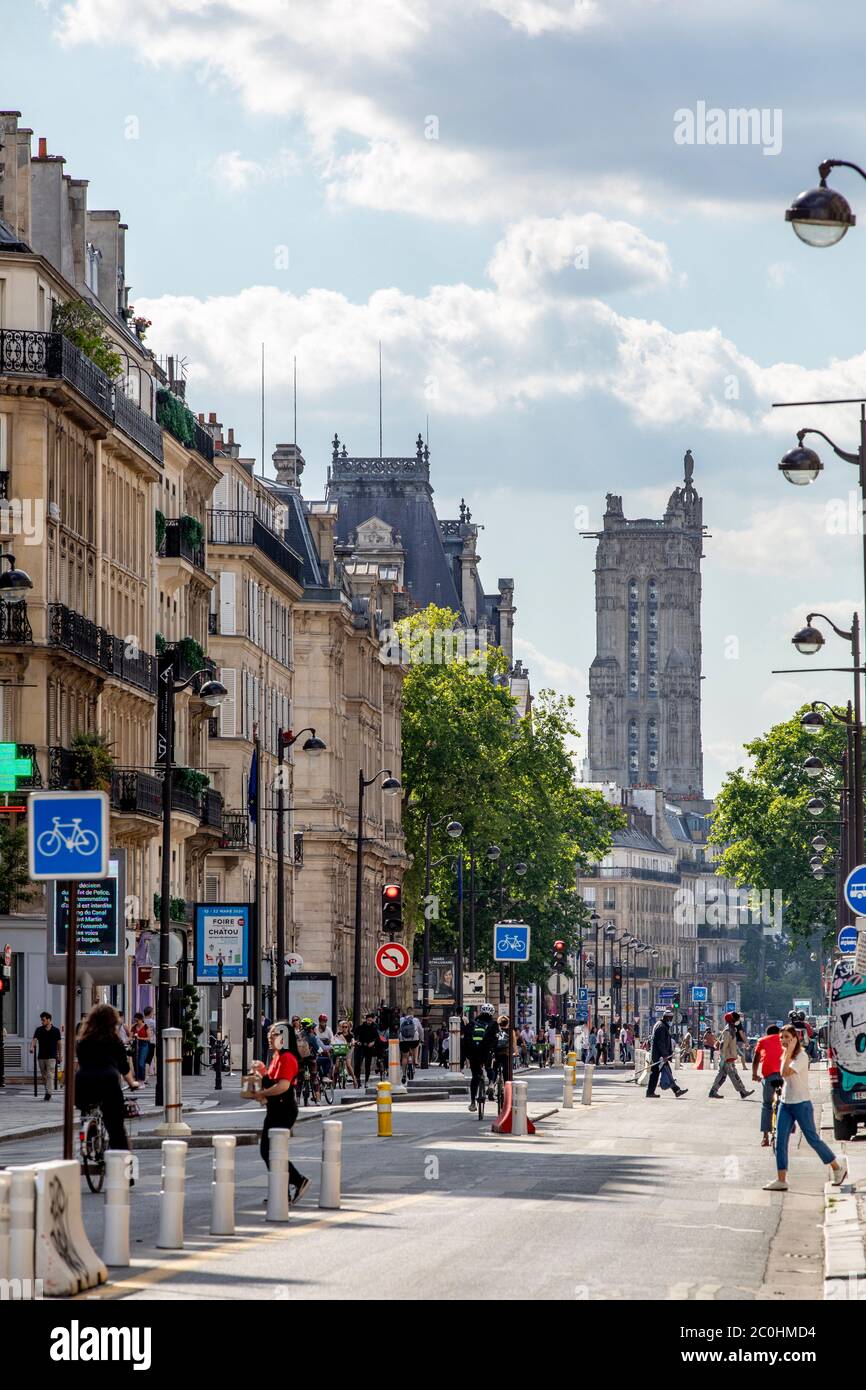 Paris, Frankreich - 25. Mai 2020: Rue Saint-Antoine in 4. Arondissement. Diese Straße, die sich östlich der Stadt befindet, wurde oft von Th benutzt Stockfoto