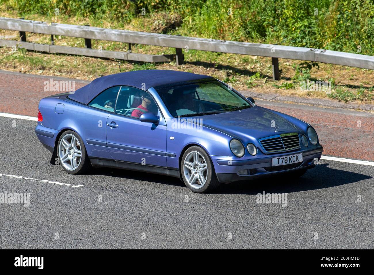 1999 blau Mercedes Benz CLK 320 Elegance Auto; Fahrzeuge, die sich bewegen, Fahrzeuge der 90er Jahre, die Fahrzeuge auf britischen Straßen fahren, Motoren, auf der Autobahn M6 fahren Stockfoto
