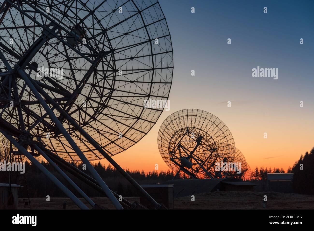 Radioteleskop Silhouette während Sonnenuntergang Stockfoto