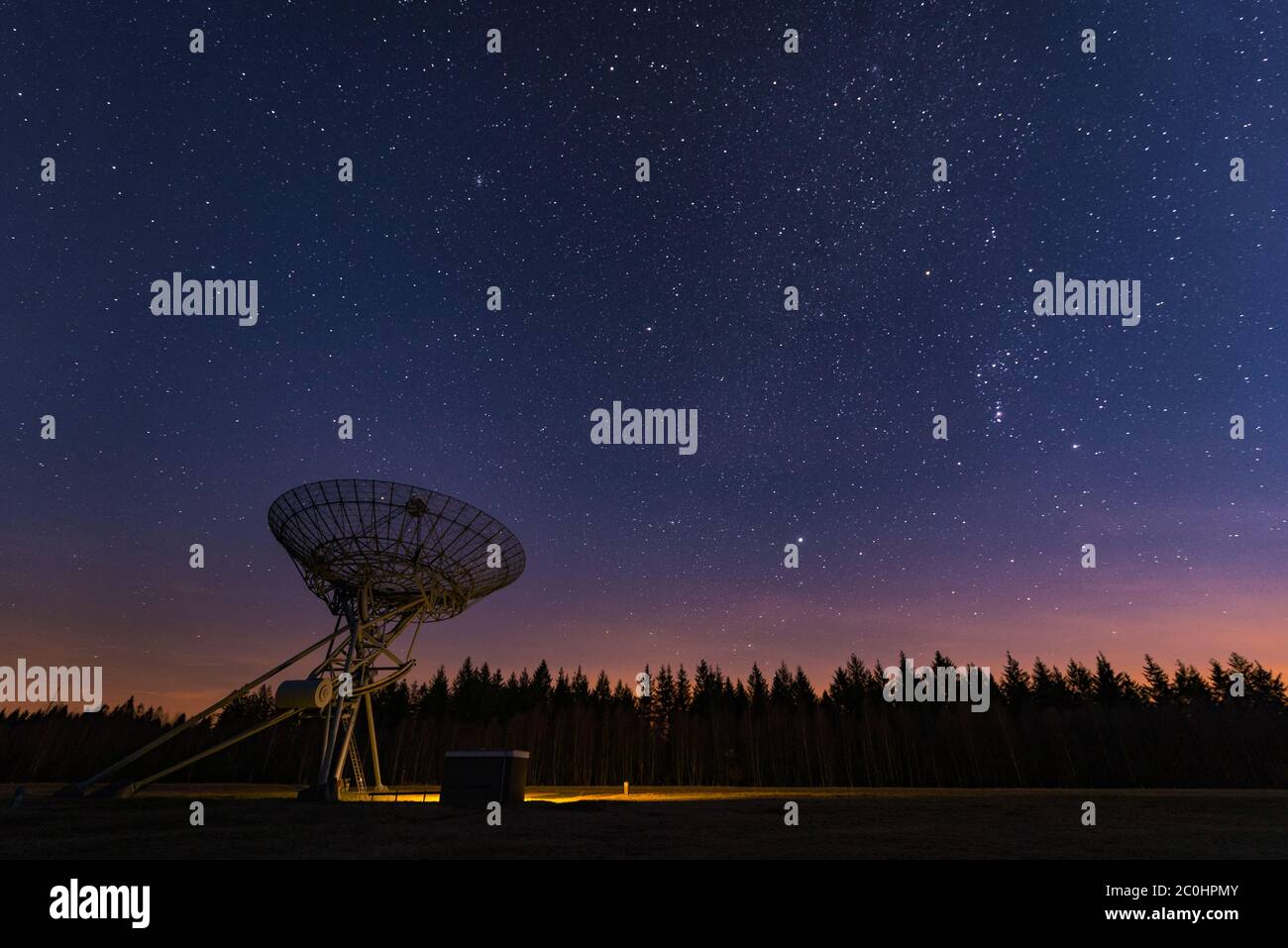 Radioteleskop am Nachthimmel Stockfoto