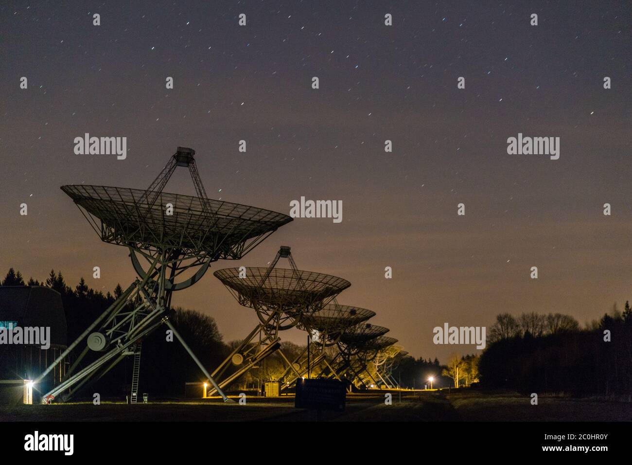 Radioteleskop am Nachthimmel Stockfoto