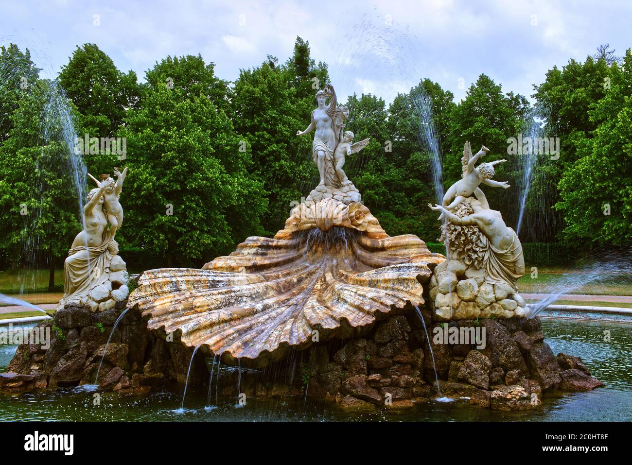 Shell Brunnen bekannt als der Brunnen der Liebe in der Avenue, die zum Cliveden Landhaus Hotel auf dem Cliveden Estate, Buckinghamshire, Großbritannien Stockfoto