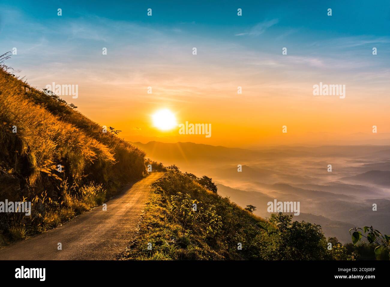 Dramatische Sonnenaufgang Blick auf Kerala Gottes eigenes Land bunte Naturlandschaft von Palakkayam Thattu, Reise-und Tourismus-Konzept Bild besten Ort zu besuchen Stockfoto