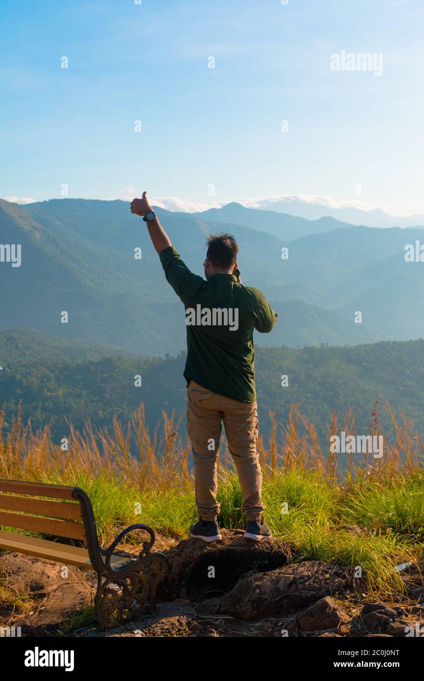 Reisender Mann erkunden Naturschönheit von Kerala, Reise- und Tourismuskonzept Bild der beste Ort, um in God's Own Country palakkayam Thattu, Kannur zu besuchen Stockfoto