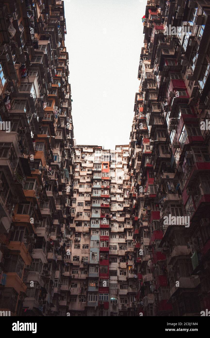 Die übersäten Wohnungen des Yik Cheong Building aka Montane Mansion in Hong Kong Stockfoto