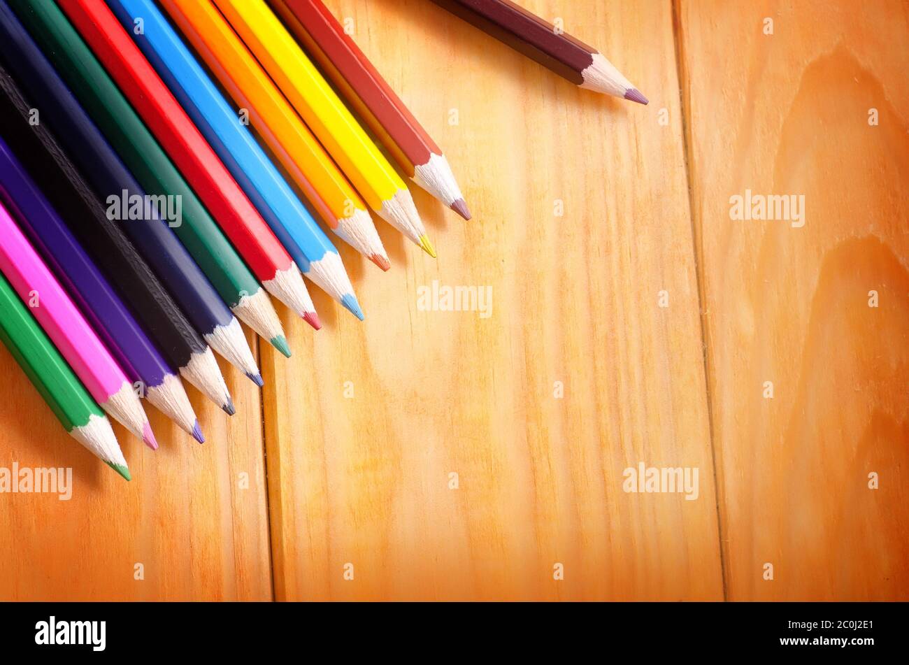 Farbstiften auf hölzernen Hintergrund, Schulmaterial Stockfoto