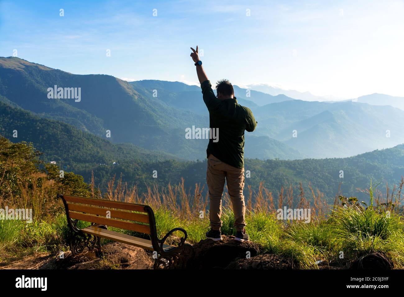 Reisender Mann erkunden Landschaft Schönheit von Kerala, Reise-und Tourismus-Konzept Bild Best place to visit in God's Own Country palakkayam Thattu, Kannur Stockfoto