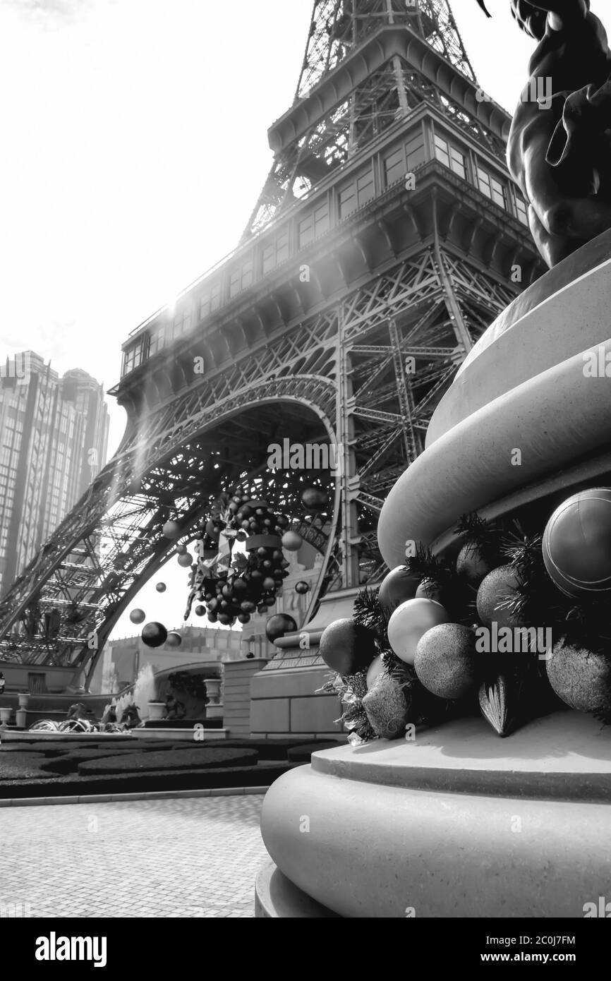 C:BenutzerMartinDesktopStockFotografieFünfter Upload Hong KongBWWeihnachtsschmuck in der Kopie des Eiffelturms im Pariser Casino auf Mac Stockfoto