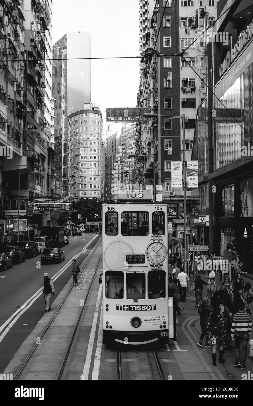 Doppeldeckertram in den belebten Straßen von Hong Kong Island Stockfoto