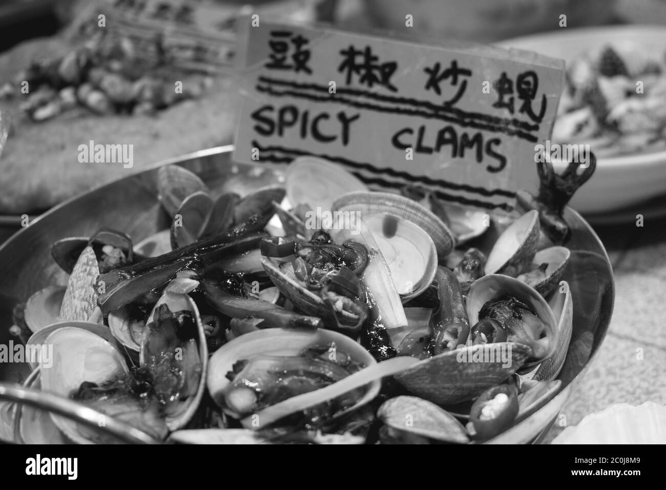 Volle Portion scharfer Muscheln auf einem Nachtmarkt in Hongkong China verkauft Stockfoto