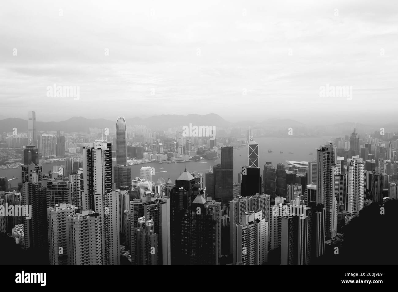 Nebliger Morgenblick auf die Skyline von Hongkong und den Victoria Harbour vom Peak Stockfoto