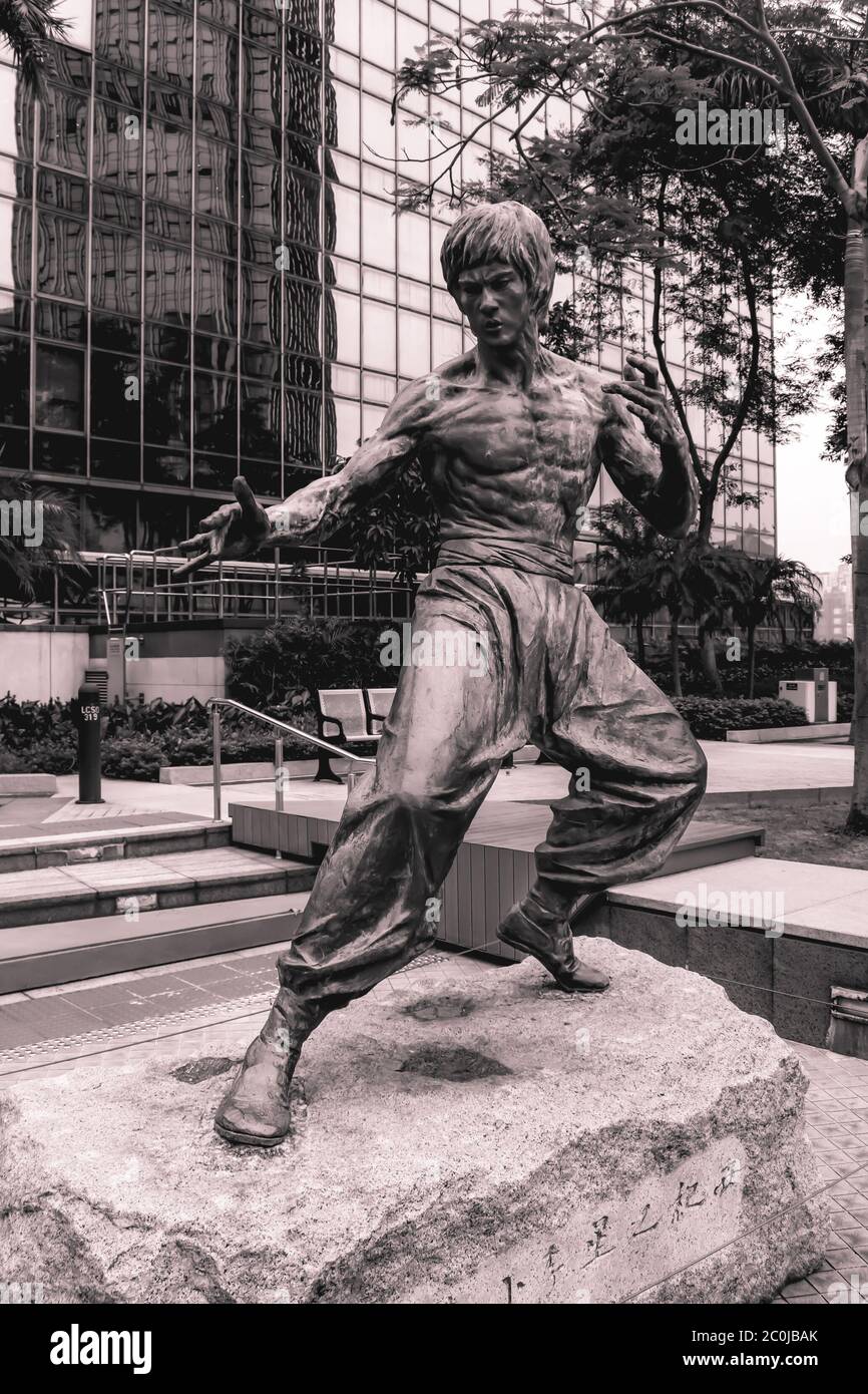 Statue des legendären Kung Fu Kampfsport-Filmschauspielers Bruce Lee platziert in Garden of Stars in Hongkong China Stockfoto