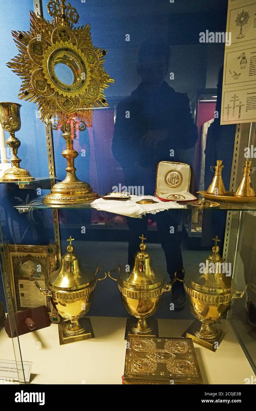 Religiöse Ausrüstung und Werkzeuge in der römisch-katholischen Kirche "Cathedral Basilica of Saint Louis Underground" in Missouri, USA Stockfoto