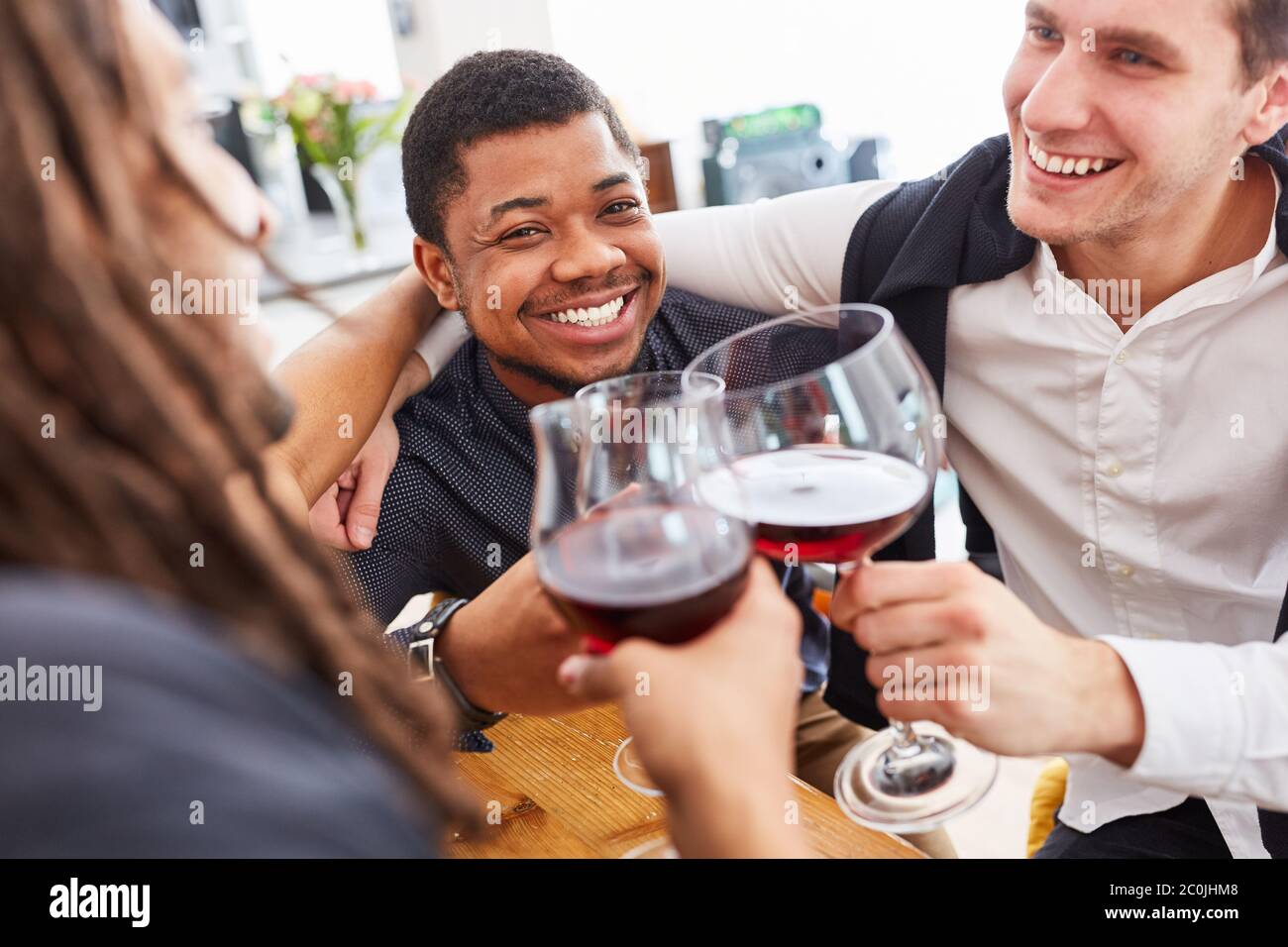Männer als Freunde trinken Wein Klappgläser mit dem Glas Stockfoto