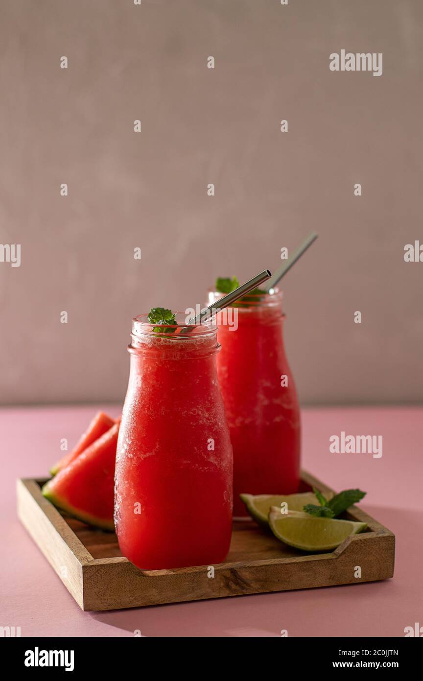 Alkoholfreier frisch gepresster Saft aus einer Wassermelone. Stockfoto