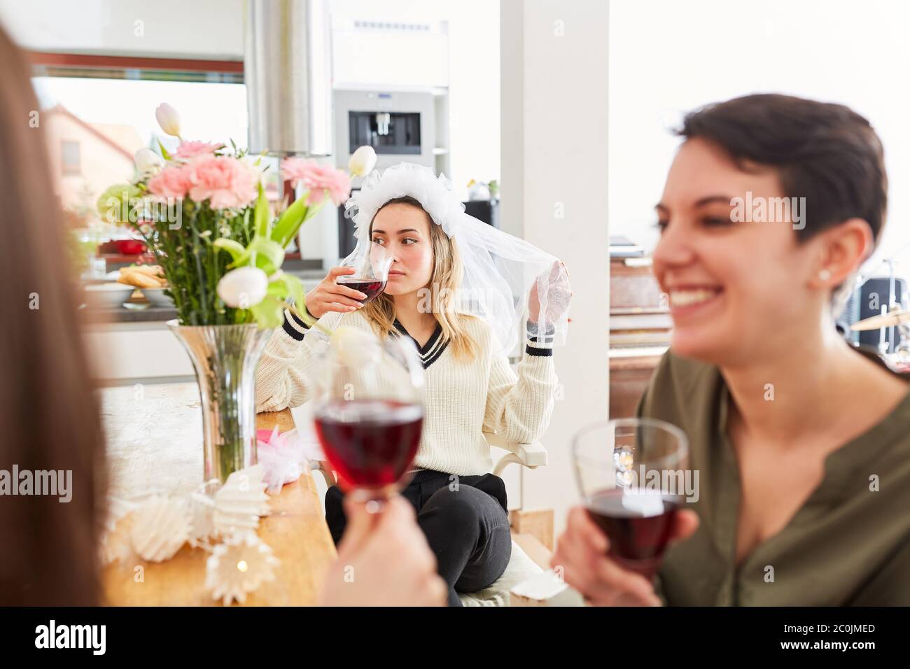 Melancholische Braut bei ihr Henne Party zu Hause mit Freundinnen vor der Hochzeit Stockfoto