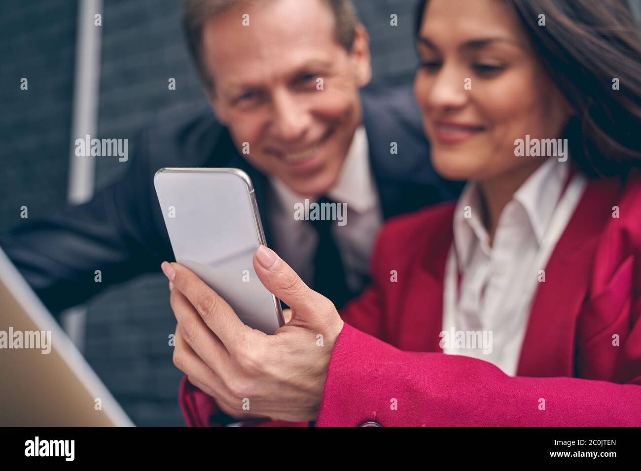 Foto auf weibliche Hand, die holding Telefon fokussiert Stockfoto