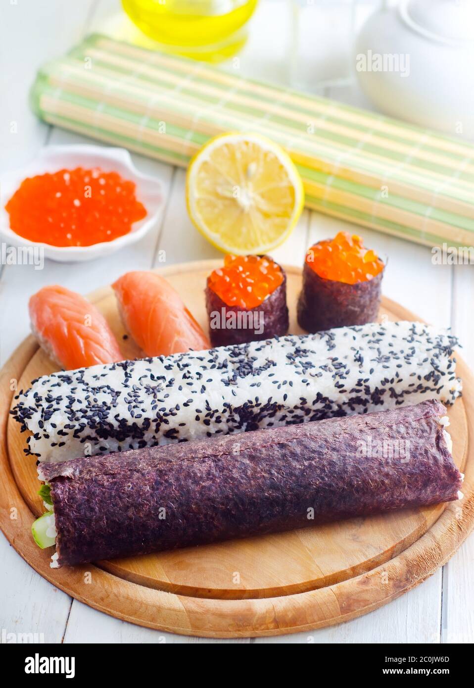 Frische Brötchen und Sushi mit Lachs Stockfoto