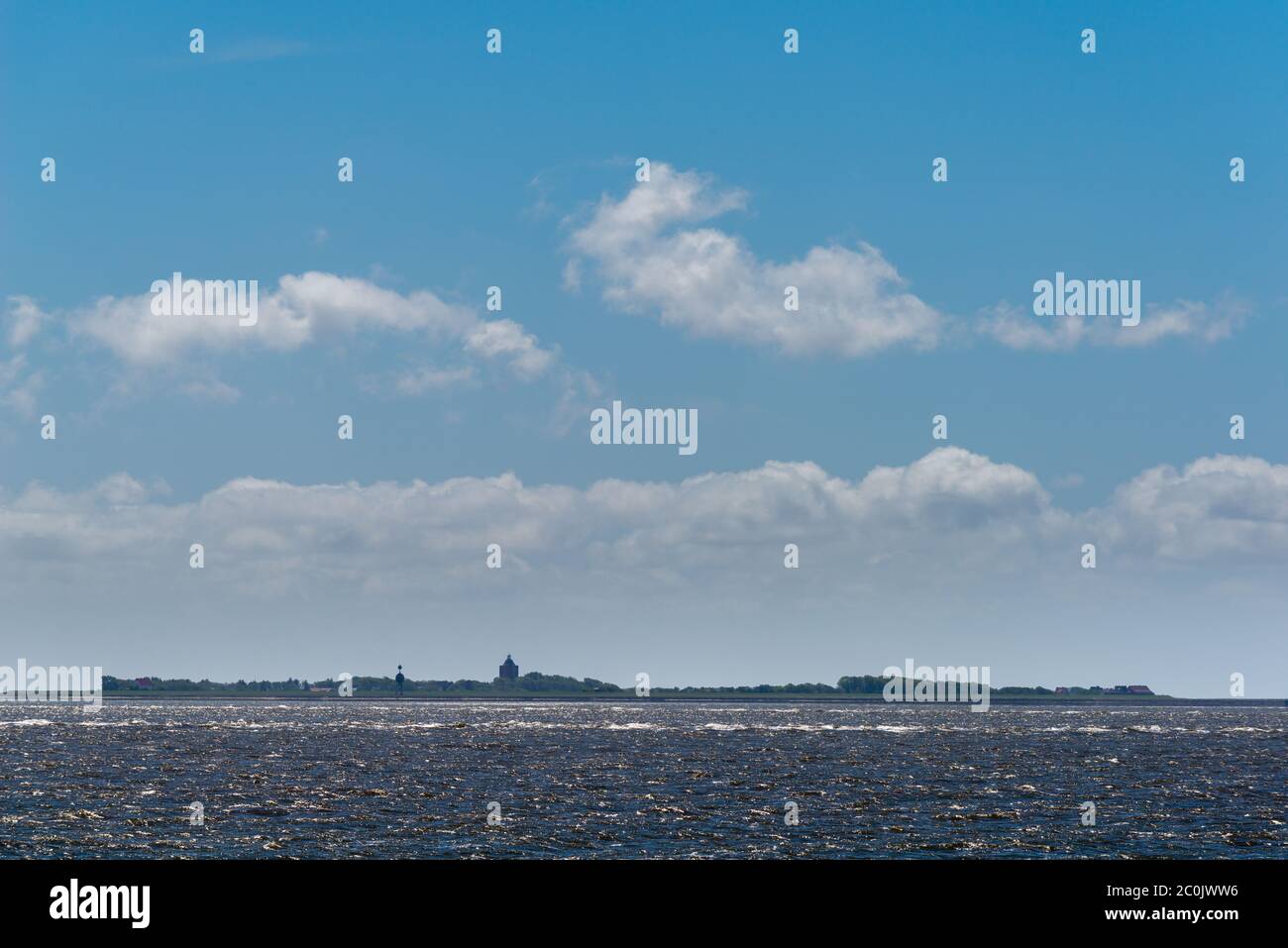 Nordseeinsel Neuwerk am Horizont, von Cuxhaven-Sahlenburg auf dem Festland gesehen, Bundesland Hamburg, Norddeutschland, Europa Stockfoto