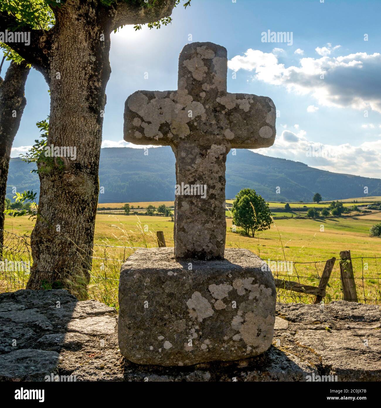 Steinkreuz. La Garde Guerin. . Nationalpark Cevennes. Lozère.Languedoc-Roussillon Stockfoto