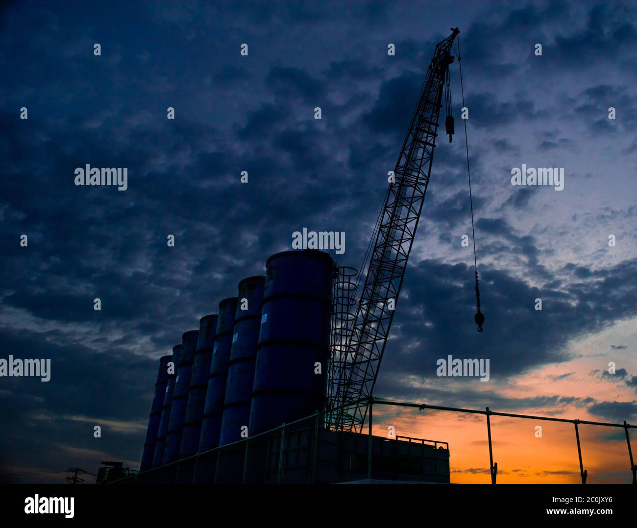 Gebäude Kran Silhouette gegen einen dramatischen, Sommer Abendhimmel Stockfoto