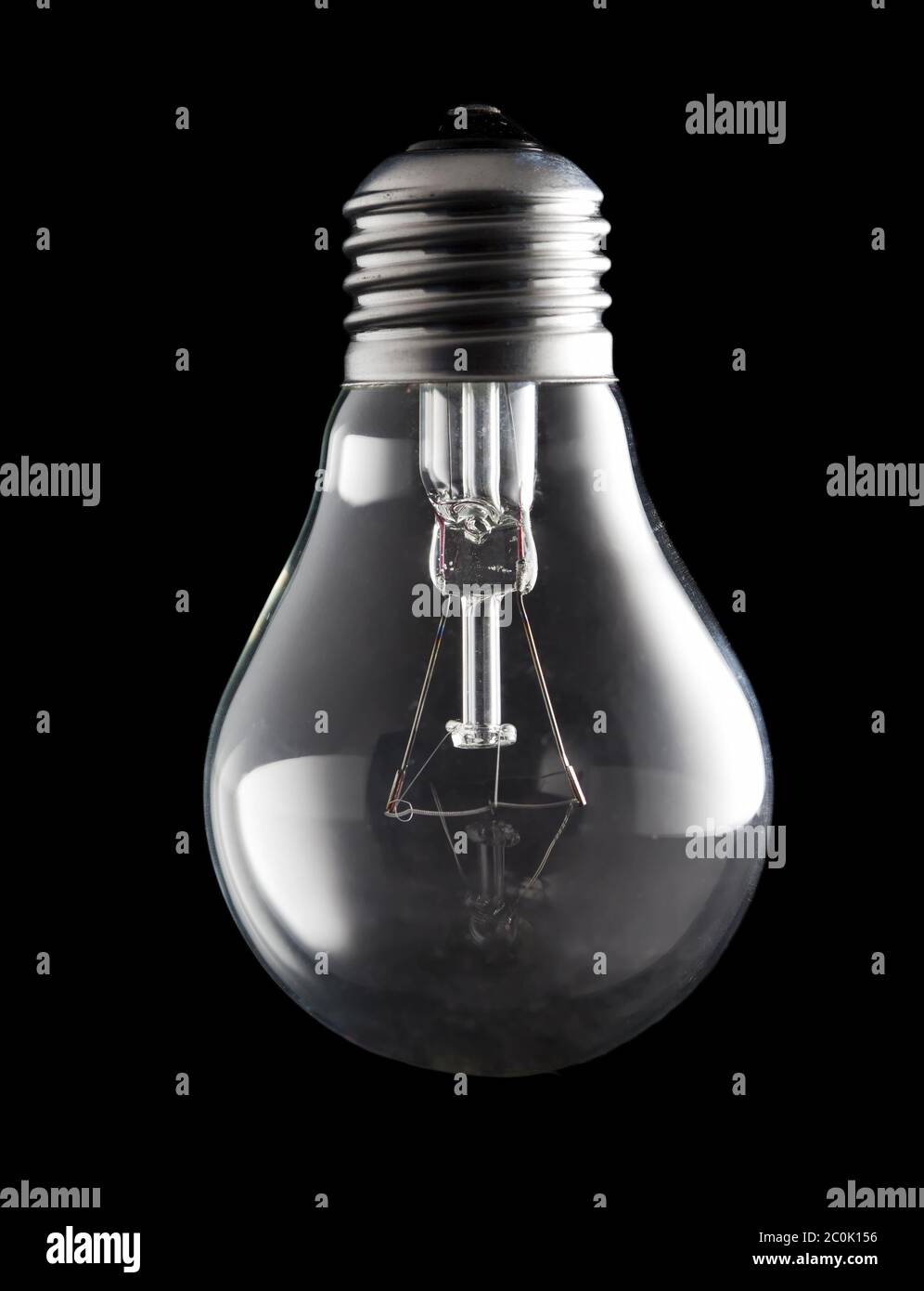 Glühbirne auf schwarzem Hintergrund Stockfoto