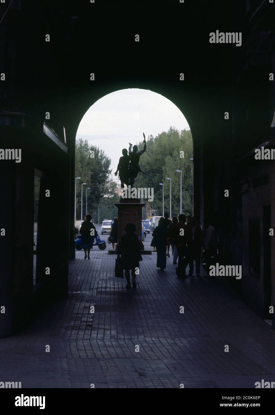 MONUMENTO A INDIBIL Y MANDONIO - 1884 - FOTO AÑOS 70. Autor: SANMARTI MEDARDO. Lage: AUSSEN. Lerida. SPANIEN. Mandonio. INDIBIL: -205 AC. Stockfoto