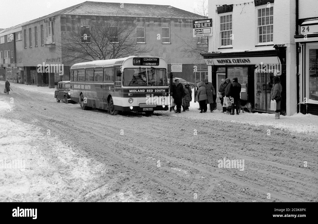 Ein Midland Red South 539-Busservice im Schnee am Market Place, Warwick, Warwickshire, England, Großbritannien. Januar 1987. Stockfoto