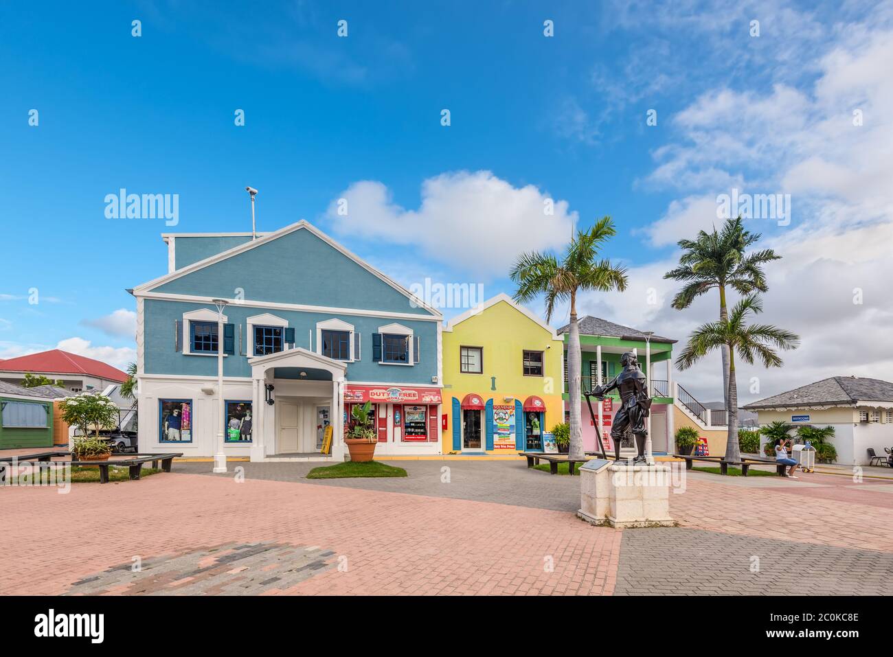 Point Blanche, St. Maarten - 1. Mai 2019: Einkaufsviertel im Kreuzfahrthafen von St. Maarten (Niederlande). Denkmal für einen Piraten im Vordergrund. Szeni Stockfoto