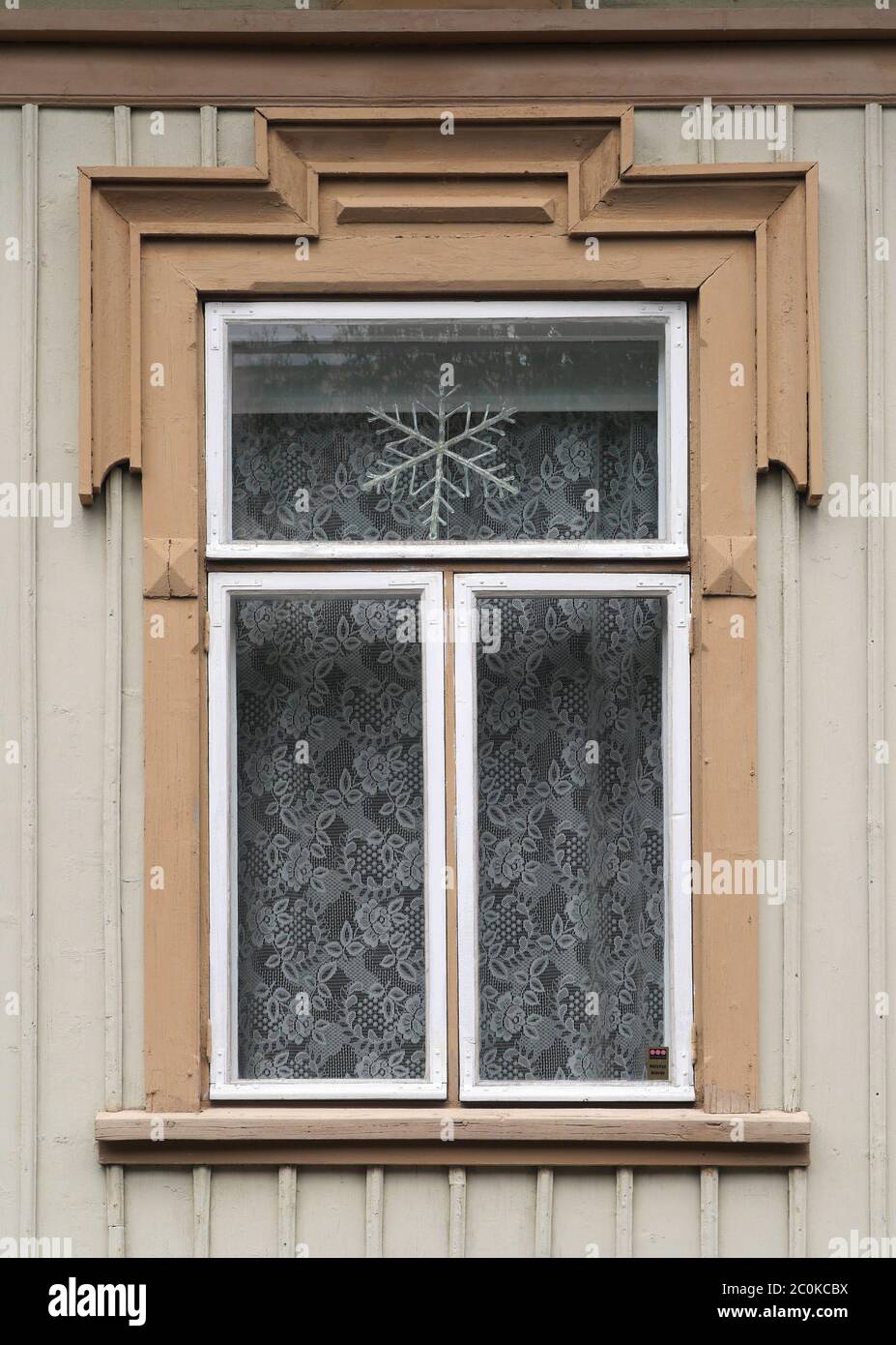 Fenster in einem Holzhaus in finnland Stockfoto