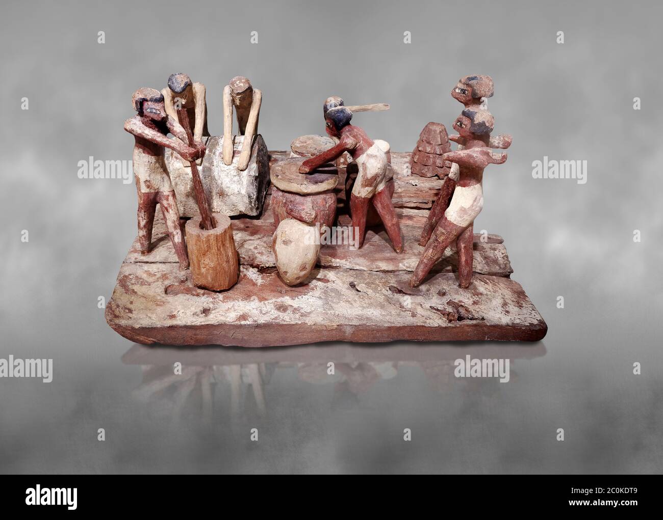 Altes ägyptisches Holzmodell der Brotherstellung, Mittleres Königreich, (1939-1875 v. Chr.), Ägyptisches Museum, Turin. Grauer Hintergrund. Hölzerne Grabmodelle waren ein Stockfoto
