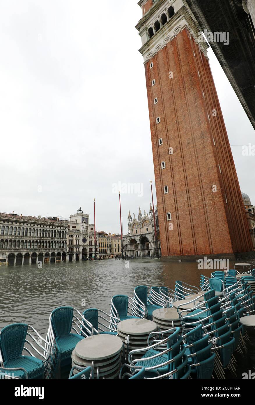 Glockenturm des Heiligen Markus und der untergetauchte Platz während der flodd in Venedig in Italien und die Chiars des Alfresco-Café Stockfoto