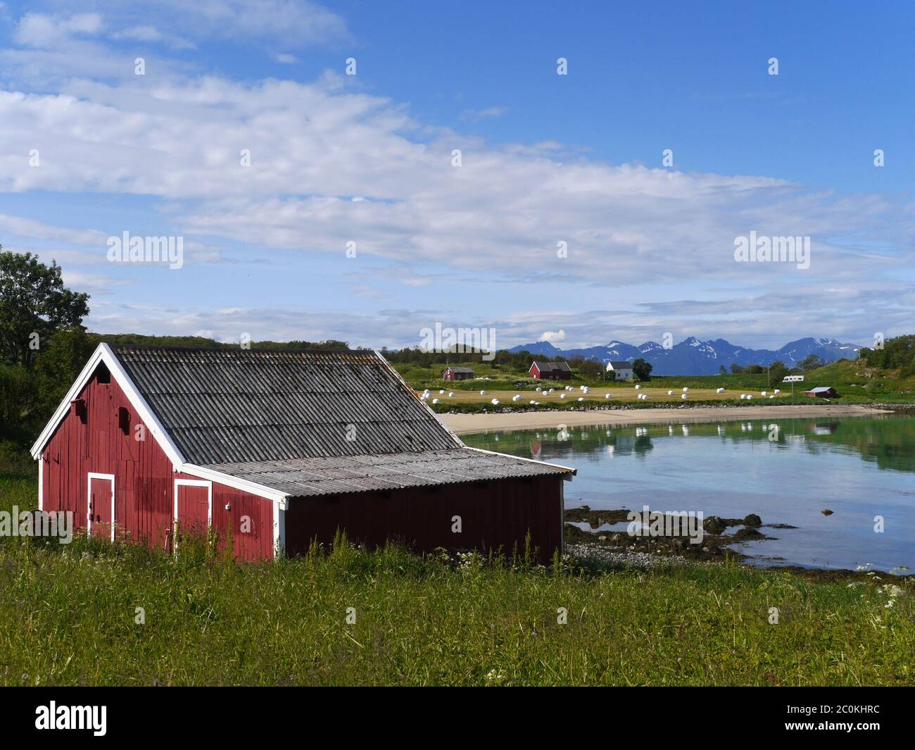 Scheune auf dem Fjord in Nordnorwegen Stockfoto