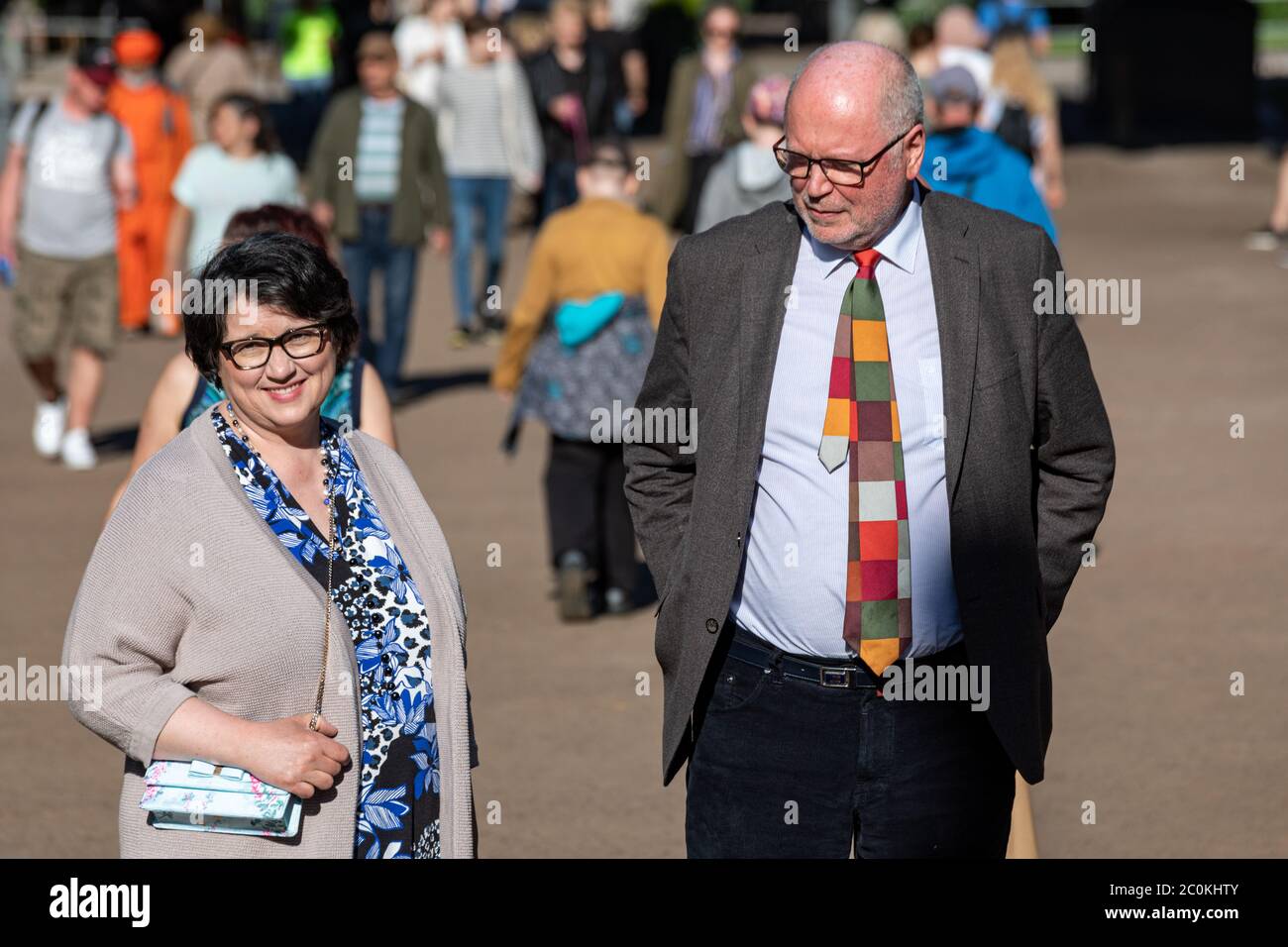 Eero HEINÄLUOMA, ein finnischer Politiker, der seit 2019 Mitglied des Europäischen Parlaments ist, und seine Frau Ayla Shakir Stockfoto
