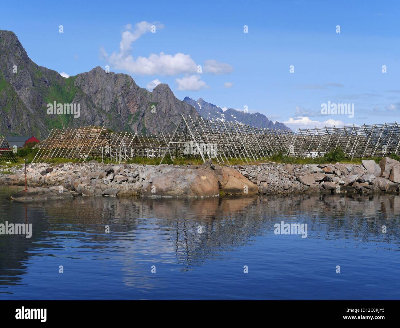 Trockengestelle für Stockfisch in Svolvær, Norwegen Stockfoto