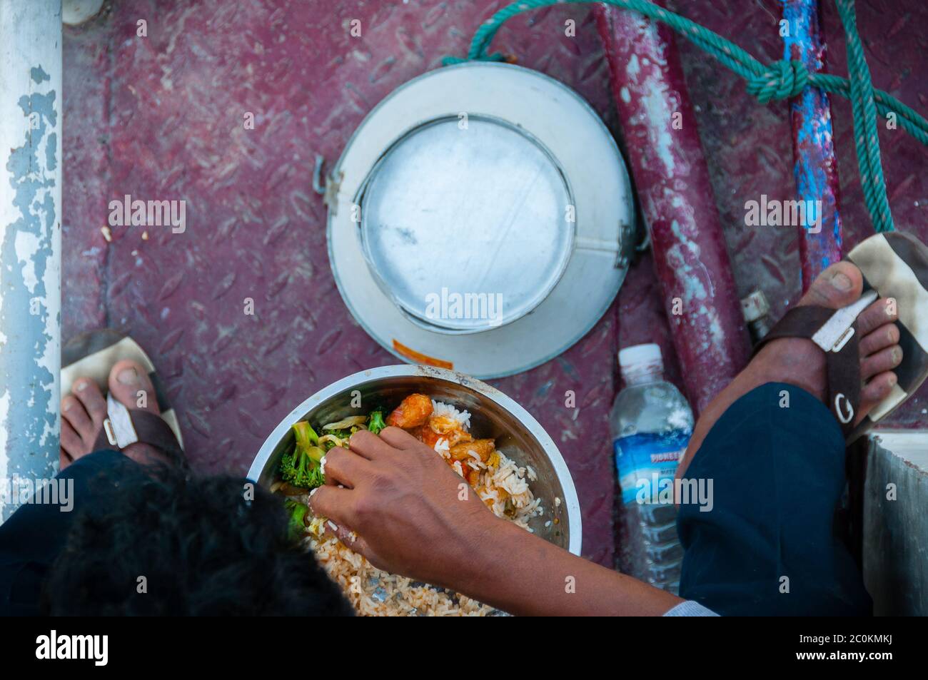 Asiatischer Mann Essen Essen von oben Stockfoto