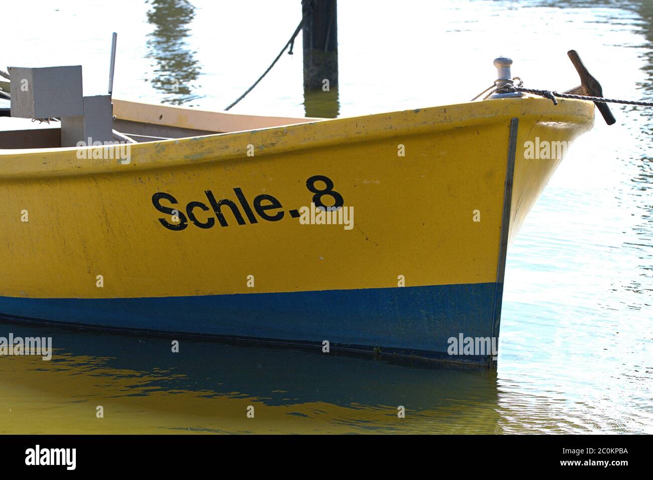 Schleswig, Deutschland. Mai 2020. 19.05.2020, Schleswig, das Boot 'Schle. 8' der Fischer aus dem Schleswig Holm liegt am Flussufer am Ufer der Schlei im Wasser. Quelle: dpa/Alamy Live News Stockfoto